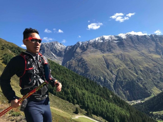 정민호 대표가 2018년 독일에서 오스트리아를 거쳐 이탈리아로 골인하는 273.8km 트렌스알파인 대회에서 산을 달리고 있다. 정민호 대표 제공.