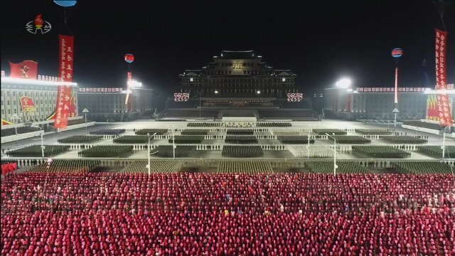 14일 북한 평양 김일성광장에서 열린 8차 노동당 대회 기념 열병식. 한 편의 영화가 시작되듯 높은 곳에서 웅장함을 보여준다. 어떻게 찍었을까? (조선중앙TV 캡쳐)