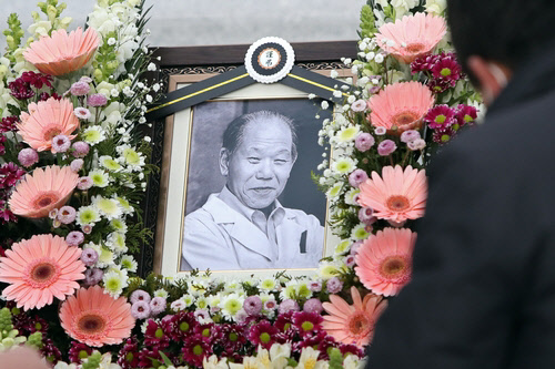 쑥 한 줌으로 뜸을 뜨는 '무극보양뜸'을 창안한 김남수 옹에 대한 장례식이 16일 그의 고향인 전남 장성에서 열렸다. 연합뉴스