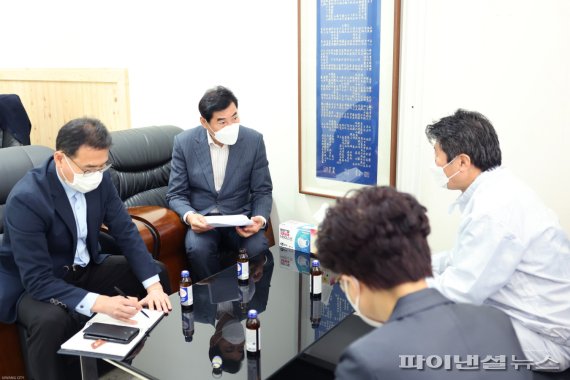 김상돈 의왕시장(왼쪽 두번째) 중소기업 대상 현장행정. 사진제공=의왕시