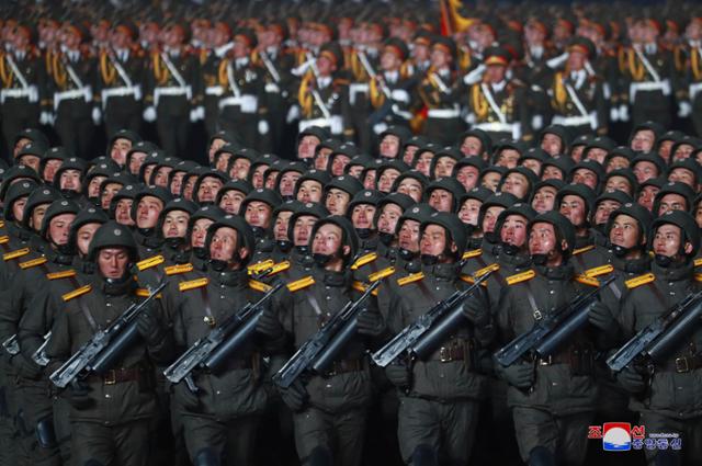 북한 군인들이 14일 평양 김일성 광장에서 열린 열병식에서 행진하고 있다. 평양=AP뉴시스