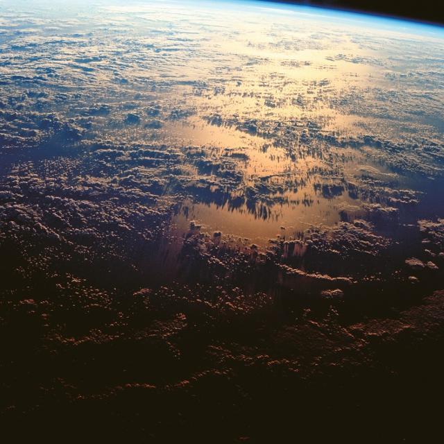 1999년에 우주왕복선 컬럼비아호에 탑승한 우주비행사들이 촬영한 사진. '사진 한 장에 최대한 많은 구름담기' 대회에서 결승전까지 오른 사진이다.