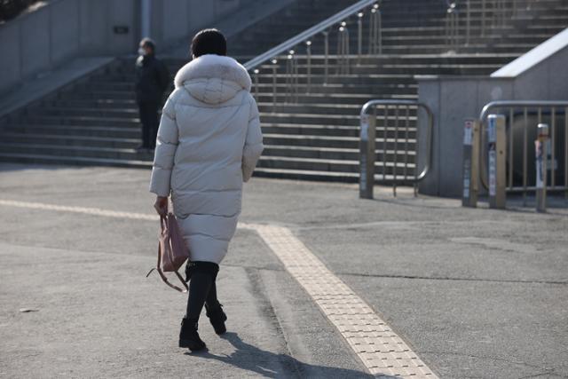 다시 강추위가 찾아온 16일 오전 서울역 인근에서 두꺼운 외투를 입은 시민이 발걸음을 옮기고 있다. 연합뉴스