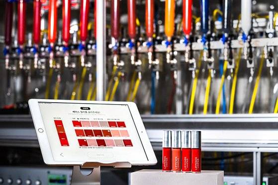 아모레퍼시픽이 'CES 2021'에서 선보인 '립 팩토리 바이 컬러 테일러' 기술. 사진 아모레퍼시픽