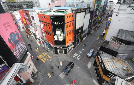 지난해 11월 거리두기로 서울 명동 거리가 한산한 모습을 보이고 있다. 뉴시스