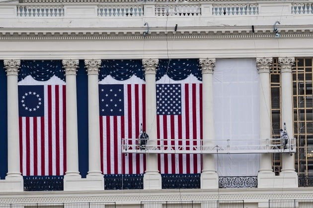 오는 20일 조 바이든 미국 제46대 대통령 취임식을 앞두고 미국 워싱턴DC 연방의회의사당에서 행사를 준비하고 있는 모습.  /연합뉴스