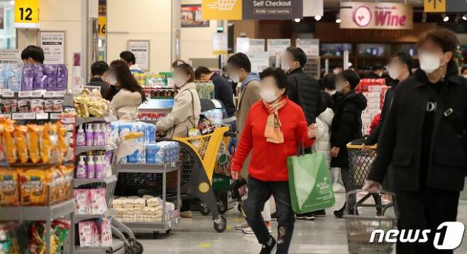 지난 25일 오후 서울 시내의 한 마트에서 시민들이 구매한 물건을 계산하기 위해 줄 서서 대기하고 있다./사진=뉴스1
