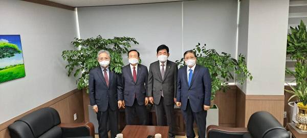 한국교회총연합 지도부가 15일 김진표(왼쪽 세번째) 더불어민주당 코로나19 국난극복위원회 위원장을 만나 제한적 현장 예배 허용을 촉구한 후 기념촬영을 했다. 한교총 제공.