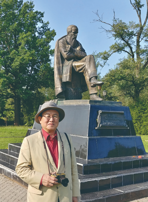 스타라야루사의 도스토옙스키 동상 앞에서 저자 이정식 전 CBS사장이 포즈를 취하고 있다. 한결미디어 제공