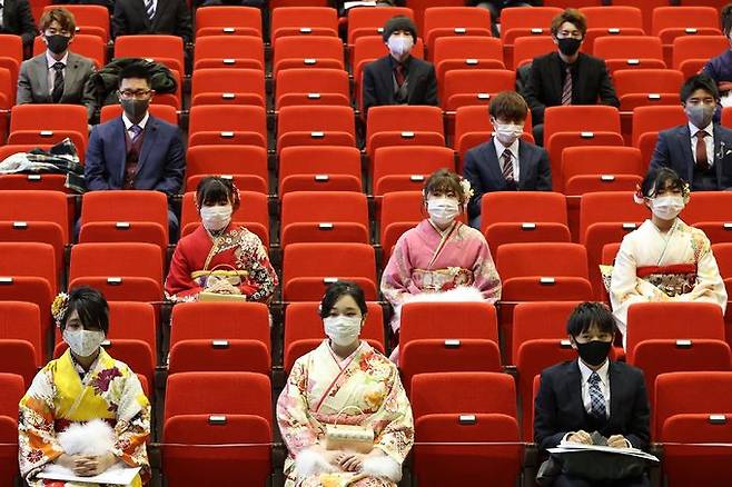 일본 시민들이 사회적 거리를 두고 앉아 있는 모습.  AFP=연합뉴스