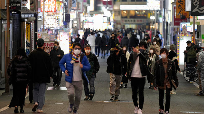 도쿄의 가장 큰 유흥가인 신주쿠에서 시민들이 걸어가고 있다. EPA=연합뉴스