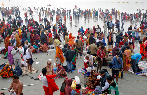 인도 현지시간으로 14일, 세계 최대 종교축제인 쿰브멜라가 열린 아타라칸드주 하이드와르의 갠지스강변에 순례객과 행상인들이 인산인해를 이루고 있다. 사진 AFP 연합뉴스