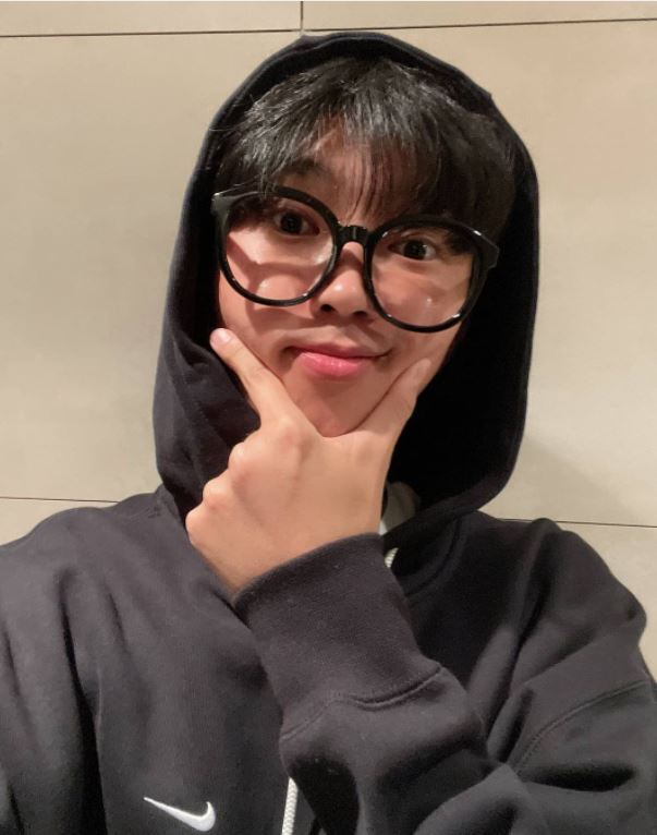 Im Young-woong told his Instagram on the 15th, Glasses Selfie, who used to be a student because there was no uniform selfie.I posted a picture with the article Sakol.In the open photo, Im Young-wong poses staring at the camera with thick horned glasses.His much younger appearance and playful expression capture the attention of the viewers.On the other hand, Im Young-woong is appearing on the TV Chosun entertainment program Colcenta of Love./ Photo: Im Young-woong Instagram