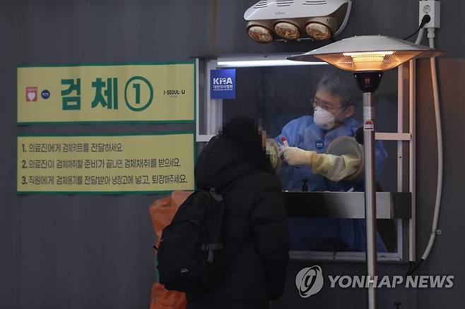계속되는 검체채취 (서울=연합뉴스) 임화영 기자 = 지난 15일 오후 서울시청 앞 마련된 임시선별진료소에서 의료진이 검체채취를 하고 있다. hwayoung7@yna.co.kr