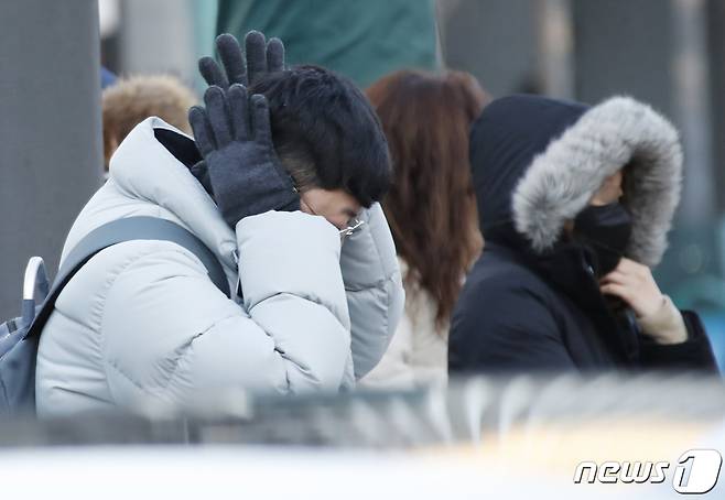 두꺼운 옷차림을 한 시민들 /뉴스1 © News1 권현진 기자