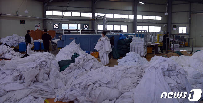 산업형 세탁공장인 (유)이화의 세탁공정 모습. © News1