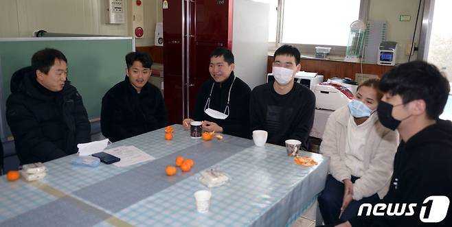 정창선 이화 대표(맨 왼쪽)가 휴식시간을 이용해 직원들과 담소를 나누고 있다. /© News1