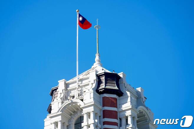 지난 13일 대만 총통 집무실 건물 꼭대기에 걸린 대만 국기가 휘날리고 있다.  © AFP=뉴스1