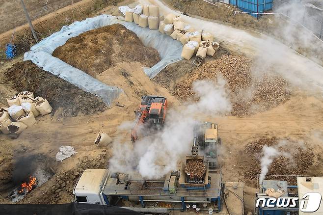 지난 15일 충남 천안 성환읍에 위치한 산란계 농장에서 고병원성 조류인플루엔자(AI)가 발생해 해당 농장을 포함한 보호지역(3㎞) 내 68만여 마리의 가금류에 대한 살처분이 진행되고 있다. 2021.1.15 /뉴스1 © News1 김기태 기자