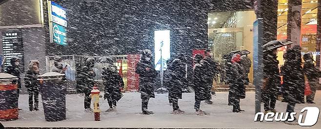 북극발 찬공기 영향으로 중부지역과 내륙을 중심으로 한파가 이어지고 있는 지난 6일 저녁 서울 강남역 인근에서 시민들이 눈발을 맞으며 버스를 기다리고 있다.  2021.1.6/뉴스1 © News1 이동원 기자