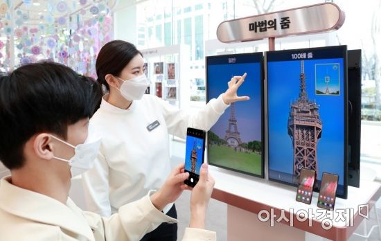 삼성전자는 전국 200여개 디지털프라자에서 '갤럭시 S21'을 3일간 대여해주는 갤럭시 투 고 서비스를 제공한다. 서울 강남구 삼성 디지털프라자 삼성대치점에서 갤럭시 팬큐레이터가 갤럭시 투 고 서비스를 안내하고 있다.