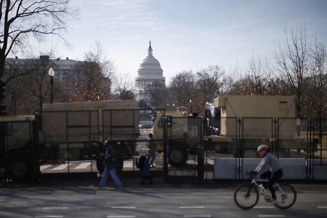 16일(현지시각) 미 의회로 들어가는 모든 길목엔 군용 트럭과 철제 펜스로 바리케이드가 쳐졌다. 의회 주변은 '레드존'으로 허가받은 사람만 들어갈 수 있다. /로이터 연합뉴스
