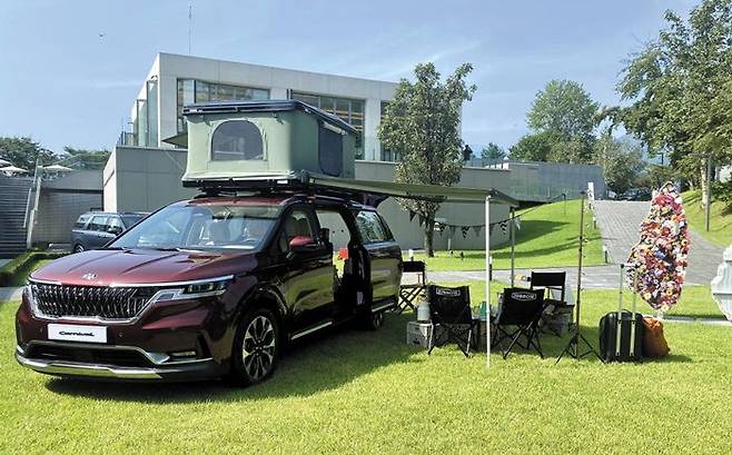 지난해 6년 만에 선보인 ‘4세대 신형 카니발’ 9인승 모델은 유모차도 실을 수 있을 만큼 넉넉한 공간이 만들어진다. 작년 RV 차량 중 판매 3위. /기아