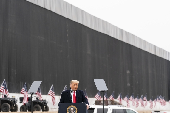 미-멕시코 국경장벽에서 연설하는 트럼프 미국 대통령. /AP·연합뉴스