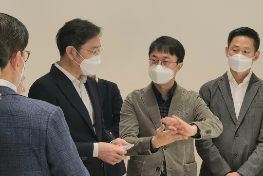 이재용(왼쪽 두번째) 삼성전자 부회장이 작년 11월 12일 서울 우면동 서울 R&D캠퍼스에서 첫 통합 디자인 전략회의를 주관하며 차세대 모바일 관련 디자인을 살펴보고 있다. <삼성전자 제공>