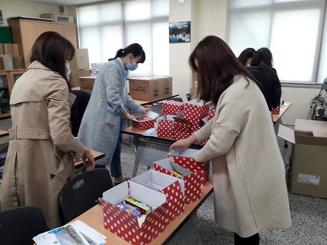 대구달서공업고등학교는 맞춤형 기술 인재를 양성하며 다양한 지원프로그램을 운영한다. 신입생을 위한 해피박스(입학선물) 발송을 준비하는 모습.