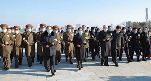 최룡해 최고인민회의 상임위원장을 비롯한 북한 최고인민회의 대의원들이 16일 평양 만수대 언덕에 위치한 김일성·김정일 동상을 찾아가 꽃바구니를 헌화했다고 17일 노동당 기관지 노동신문이 보도했다. 평양=노동신문 연합뉴스
