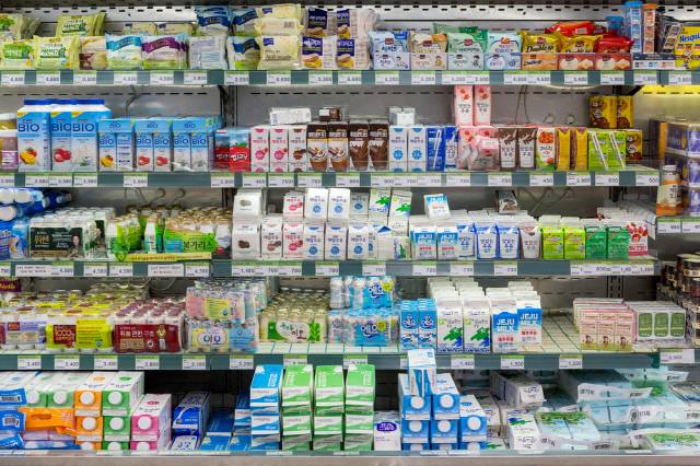 우유의 유통기한은 평균 9~14일이지만 개봉하지 않고 냉장보관하면 45일까지 마실 수 있다./사진=크립아트코리아