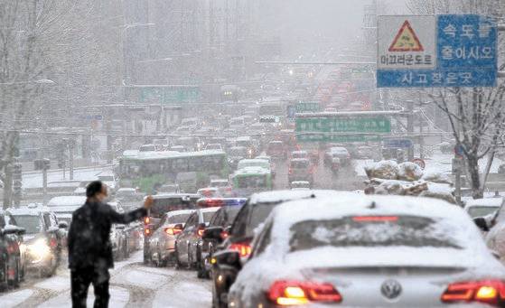 지난 12일 폭설이 내리자 서울 서초구 교대역 인근 도로가 교통체증을 보이고 있다. 뉴스1