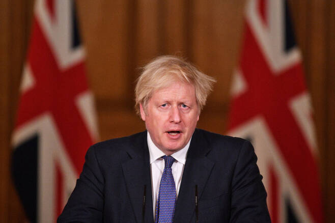 보리스 존슨 영국 총리가 지난 15일(현지시간) 기자회견에서 질문에 답하고 있다. 런던|로이터연합뉴스