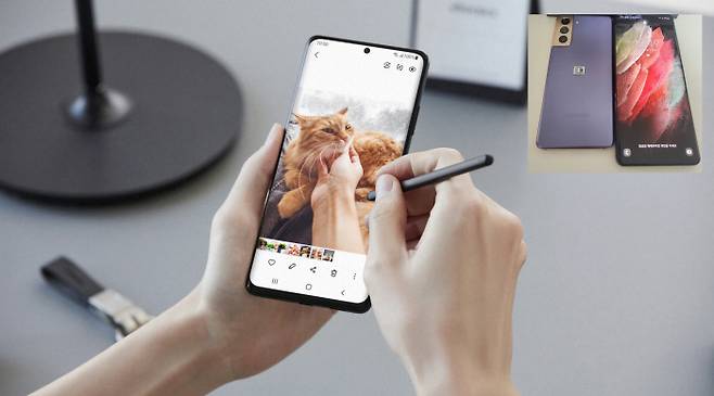 갤럭시 S21 울트라 사용자가 ‘S펜’으로 화면 속 사진을 편집하고 있다. 노태문 삼성전자 무선사업부장(사장)은 17일 “다양한 분야로 S펜의 경험을 확장하면서 제품을 혁신하고 최고의 모바일 경험을 제공하기 위해 노력할 것”이라고 말했다. 작은사진은 갤럭시 S21 뒷면(왼쪽)과 S21 울트라 앞면. 삼성전자 제공