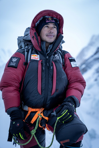 사상 첫 겨울철 히말라야 K2 등정에 성공한 네팔 등반팀의 니르말 푸르자.  로이터연합뉴스