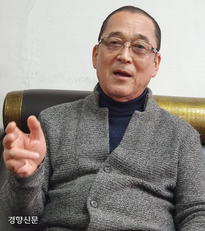 ‘약촌오거리 살인사건’의 진범을 처음으로 검거했던 황상만 전 전북 군산경찰서 형사반장이 지난 16일 자신의 행정사사무소에서 그간 심경을 밝히고 있다.