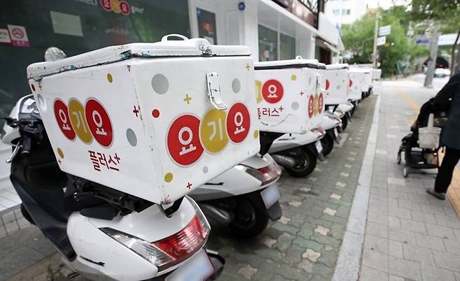 Yogiyo motorcycles parked in front of a branch office as drivers wait for delivery orders. (Yonhap)