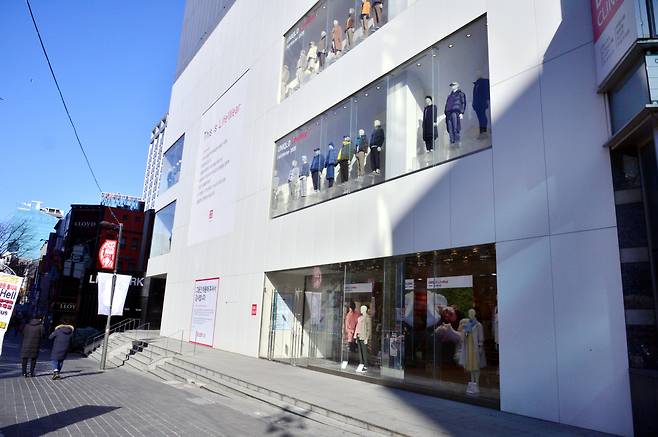 Uniqlo’s flagship Myeong-dong Central branch is to close after January. (Park Hyun-koo/The Korea Herald)