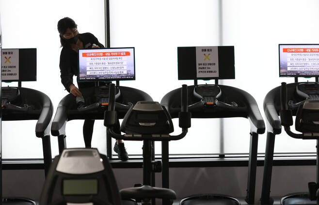 A gym in Gyeonggi Province prepares for possible reopening on Friday. (Yonhap)