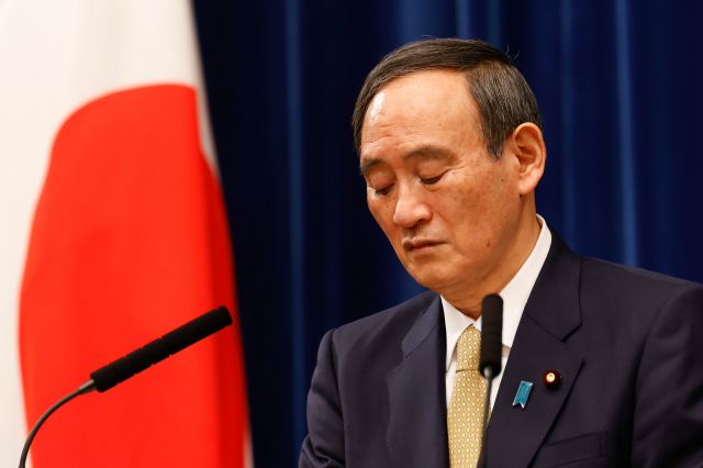 스가 요시히데 일본 총리가 지난 13일 도쿄 총리관저에서 열린 기자회견에서 질문을 받고 있다. AFP 연합뉴스