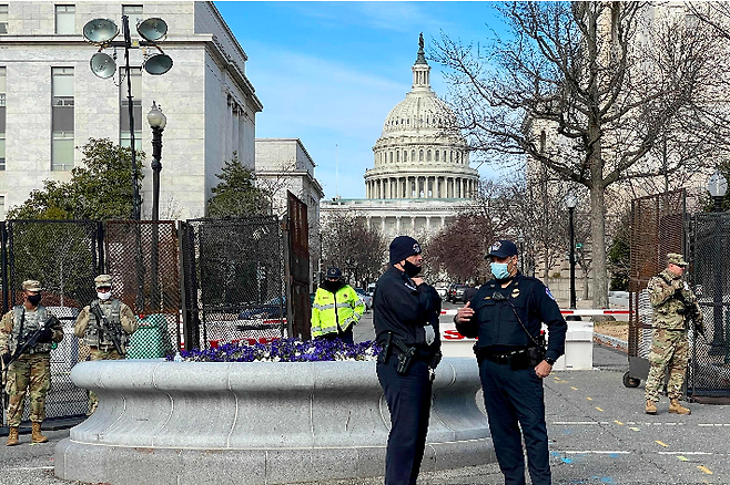 미국 워싱턴DC의 연방의사당 인근을 경비하는 경찰과 주방위군. 연합뉴스