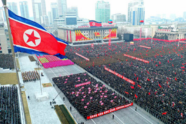 북한이 지난 15일 평양시에서 군민연합대회를 대대적으로 열고 8차 당대회 결정 사항들을 빠짐없이 관철시키겠다는 의지를 다졌다고 17일 노동당 기관지 노동신문이 보도했다. /연합뉴스