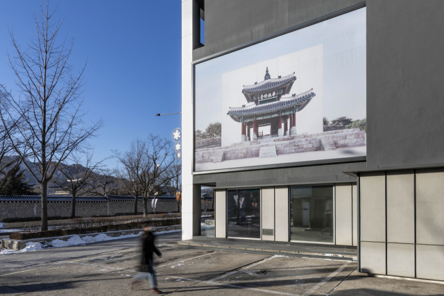 사진작가 이명호의 '유산#3 서장대'를 외부 전시중인 갤러리현대의 아트빌보드 프로젝트 현장. /사진제공=갤러리현대