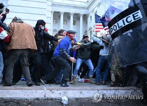 6일 미 의사당에 난입한 도널드 트럼프 대통령의 지지자들 [AFP=연합뉴스자료사진]