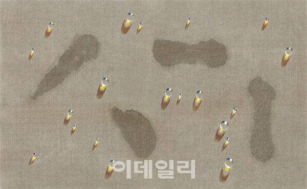 김창열의 ‘물방울 SA03014-03’(2003). 한자 붓글씨에서 가장 기본적인 필획을 올린 바탕에 흘러내릴 듯한 물방울을 얹었다. 20일 여는 케이옥션 ‘1월 경매’에서 추정가 5500만∼7000만원을 달고 새 주인을 찾는다(사진=케이옥션).