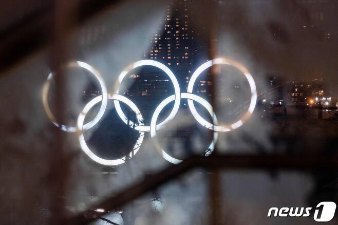 일본 도쿄 오다이바에 설치돼 있는 올림픽 오륜마크 조형물 <자료사진>  © AFP=뉴스1