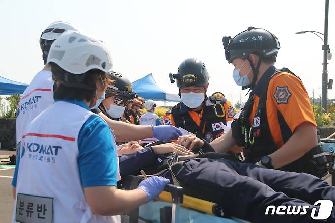 (제주=뉴스1) 오현지 기자 = 제주소방 119구급대가 지난해에만 74명의 심정지 환자를 소생시키며 관련 평가에서 전국 도 단위를 1위를 차지했다.(제주소방안전본부 제공)2021.1.18/뉴스1© News1