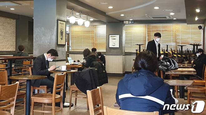 18일 오전 서울 동대문구 대학가 카페에 손님들이 방문한 모습. 정부는 이날부터 포장·배달만 허용했던 카페 매장 이용을 오후 9시까지 허용했다. 2021.01.18/뉴스1 © 뉴스1 이비슬 기자
