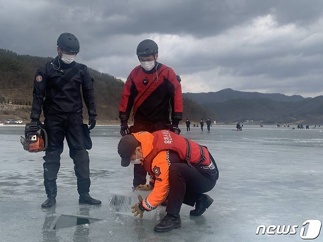 18일 충북 옥천소방서 구조대원들이 대청호 얼음 두께를 측정하고 있다. (옥천소방서 제공)© 뉴스1